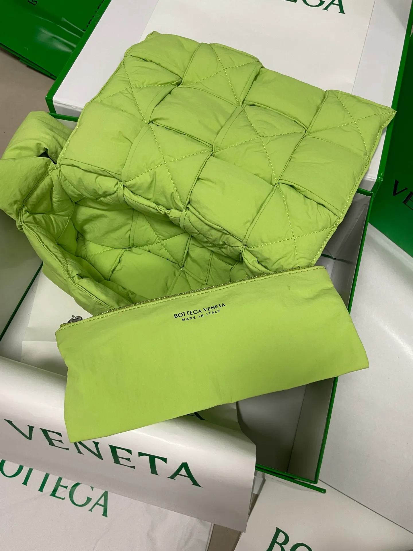 #𝐂𝐀𝐒𝐒𝐄𝐓𝐓𝐄 Nylon tofu tofu bag This Cassette is so cute, its cute appearance does not affect its practicality and the capacity is good! The fabric is low-key and very textured, suitable for daily wear with casual wear. The cross-woven design of the wide cloth is really stunning. The bag has a puffy shape and feels like a piece of tofu. It can be worn on one shoulder, cross-body or as a waist bag. You can also adjust the shoulder strap to the size of the bag under the armpit, so you can have it all! S30x15cm【8951#】